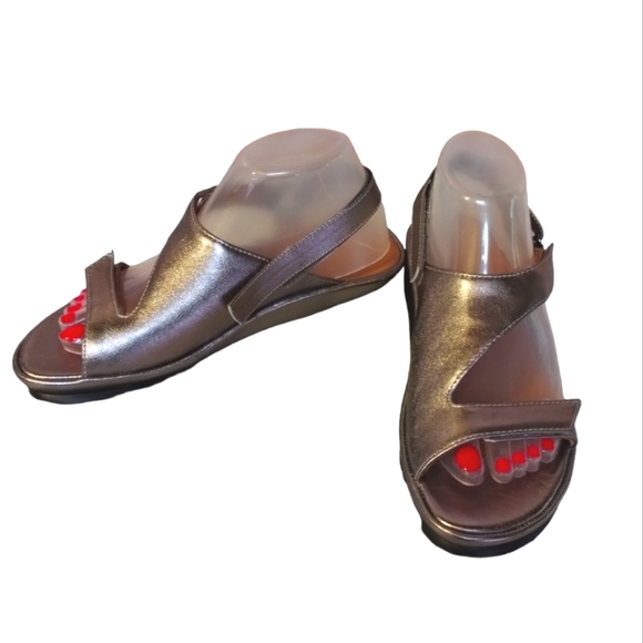 L'Amour Des Pieds Metallic Champagne Gold Color Leather Platform Sandals - Picture 9 of 16